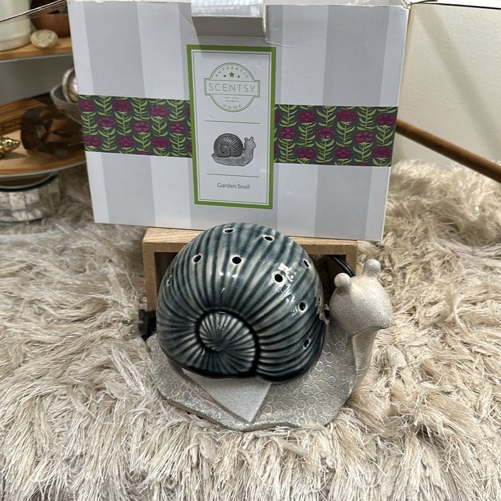Scentsy New In Box Garden Snail 
Wax Warmer Retired Discontinued